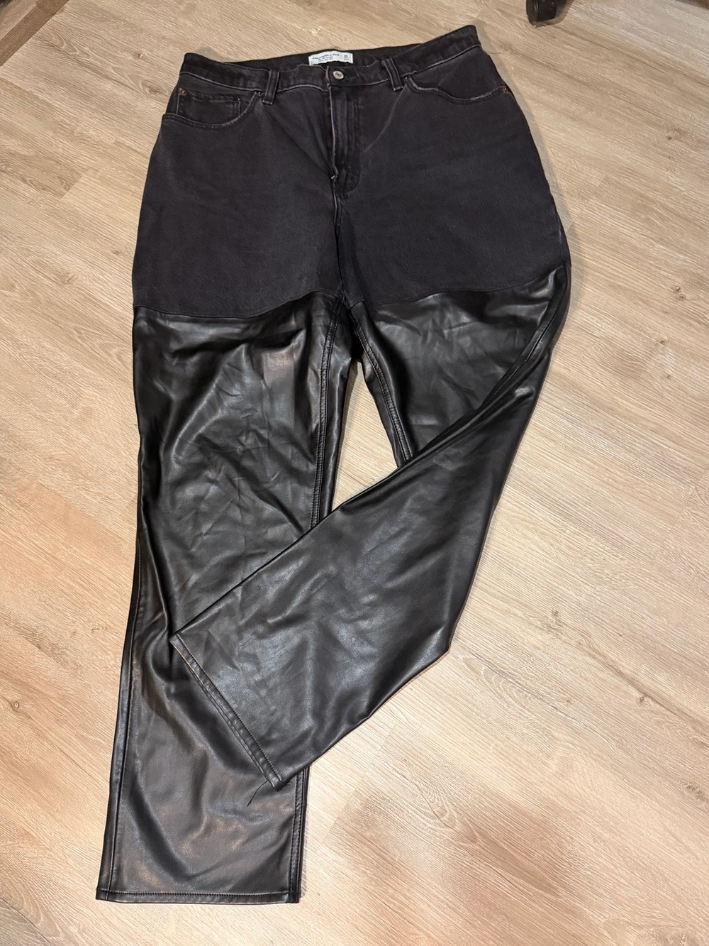 Abercrombie Curve Love Faux Leather Straight Jeans 14L Black 90s High Rise - Picture 1 of 6